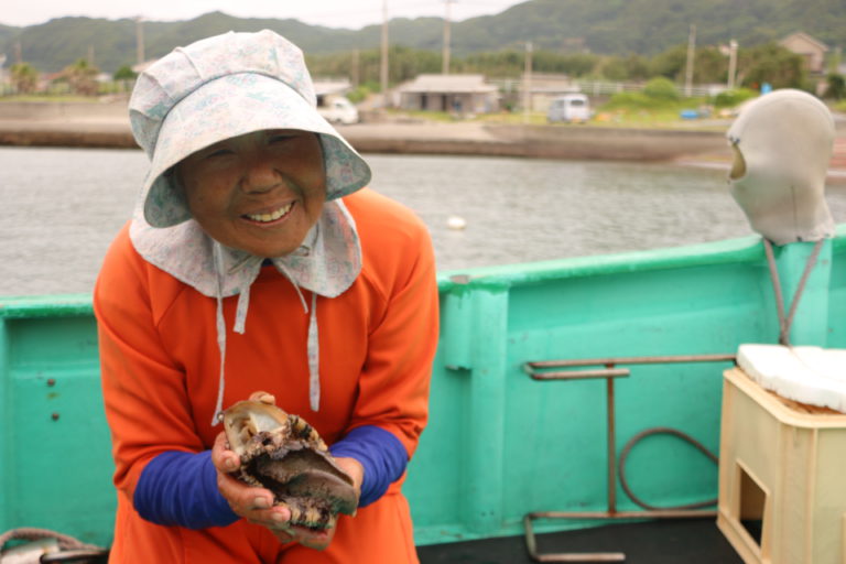 海女の山岡絹代さん