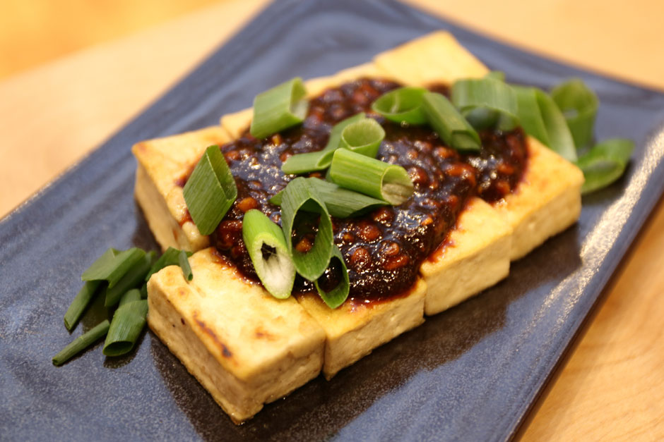 「豆腐ステーキ 松の実の味噌ソース」完成写真