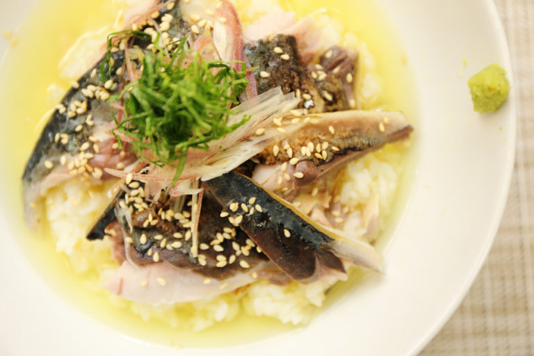 Grilled mackerel with rice and tea