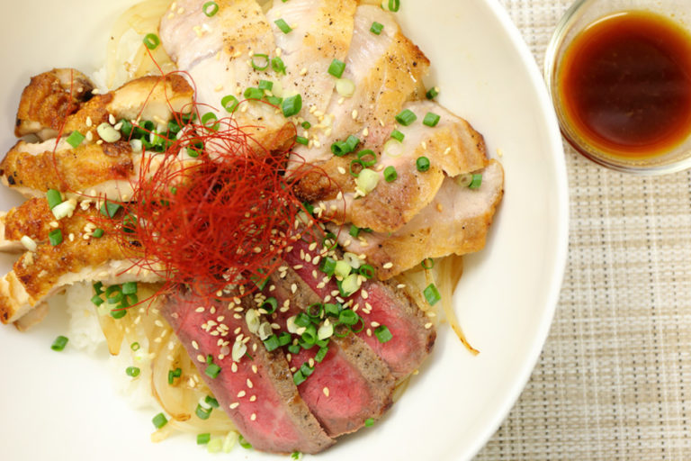 三種のお肉（近江牛、豚、近江黒鶏）の贅沢焼肉丼