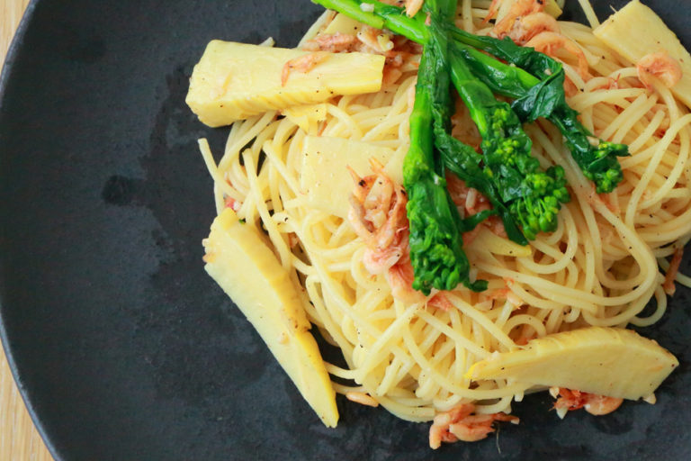 Spaghetti aglio e olio with bamboo shoots, canola flowers and sakura shrimps