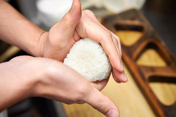 誕生自掌中，日本人的日常食物「飯糰」