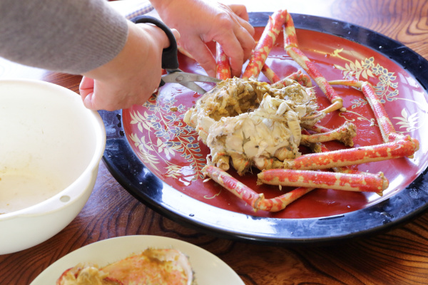 Shizuoka Prefecture, Izu Inatori] Crab fishing, a traditional fishing  method that has been handed down from ancient times in Izu Inatori! Enjoy  bargaining with crabs