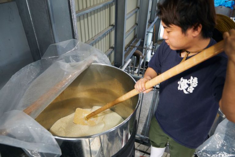 新島酒蒸留所の仕込みの様子