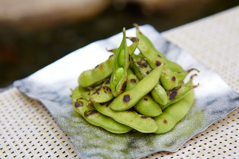 Steam-fried edamame (green soybeans) with sun-dried salt