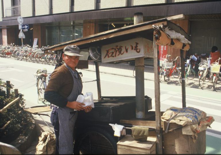 石焼き芋屋のリヤカー