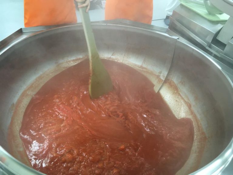 規格外トマトでトマトピューレを作る
