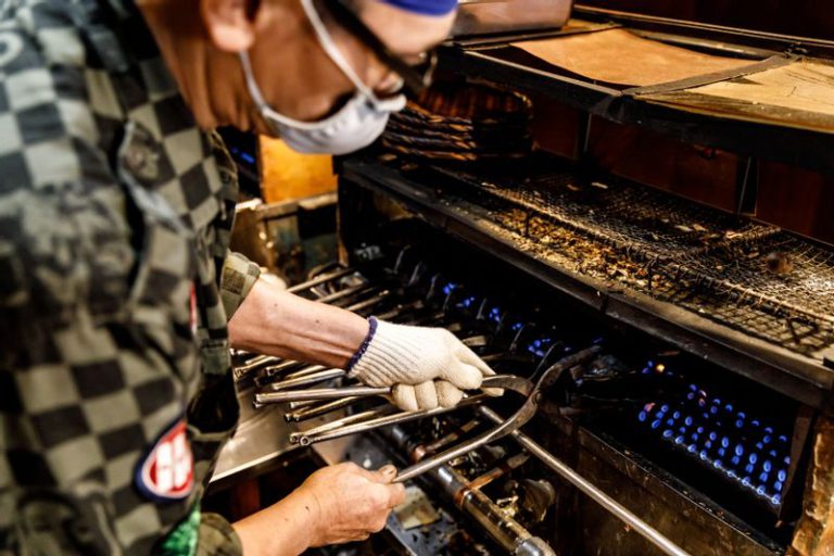 たい焼きを焼く様子