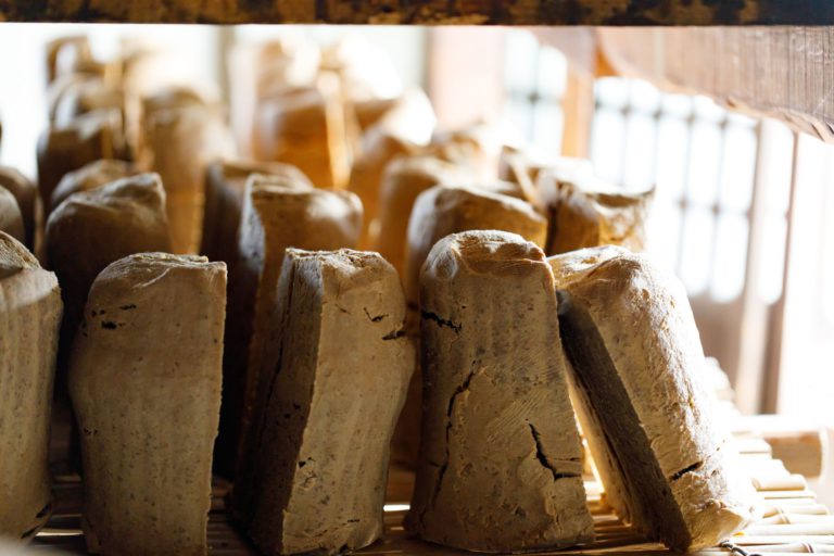 200年近い歴史を誇る味噌蔵・萬年屋が守り続ける味噌玉製法