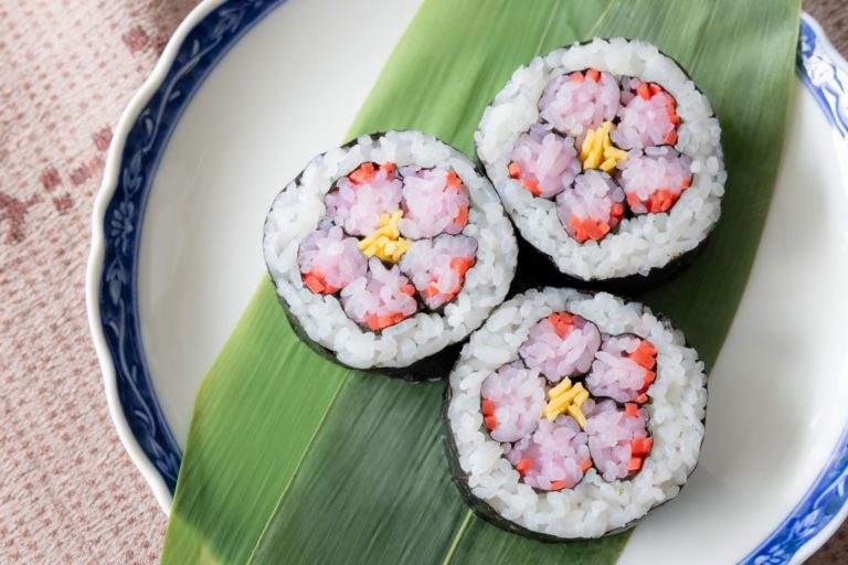 Boso Futomaki Sushi: Plum Blossom Design