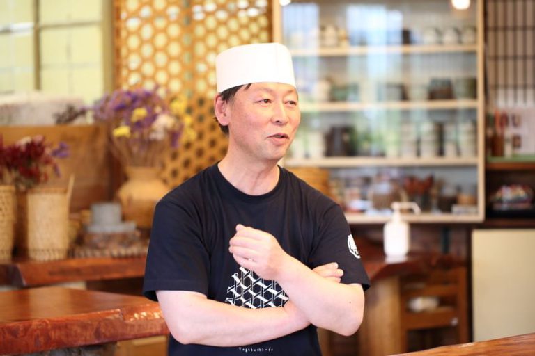 「戸隠堂」の店主、村上龍太さん